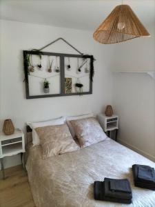 a bedroom with a bed and a mirror on the wall at Villa Entre Bordeaux et Arcachon in Salles