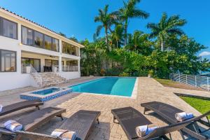 ein Haus mit Pool neben einem Haus in der Unterkunft Discover Serenity by the See Your Exclusive Miami Beach Escape! in Miami