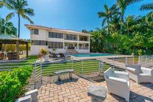 uma vista exterior de uma casa com piscina em Discover Serenity by the See Your Exclusive Miami Beach Escape! em Miami