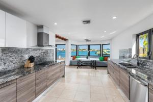 uma cozinha em plano aberto com vista para o oceano em Discover Serenity by the See Your Exclusive Miami Beach Escape! em Miami