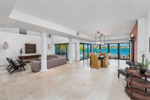 uma sala de estar com um sofá e uma mesa em Discover Serenity by the See Your Exclusive Miami Beach Escape! em Miami