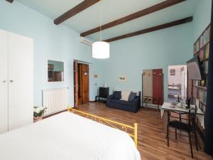 フィレンツェにあるラ フォレステリア 5のベッドルーム1室(ベッド1台付)、リビングルームが備わります。