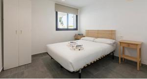 托雷莫利諾斯的住宿－Top2Stay Los Rosales，一间卧室配有一张大床和一张桌子