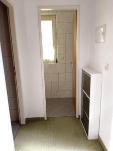 インスブルックにあるCharmante, ruhige Wohnung in Innsbruckのバスルーム(ウォークインシャワー、シャワー付)