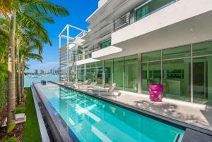 邁阿密的住宿－Indulge in Waterfront Elegance Your Ultra Luxury Miami Beach Estate Beckons!，享有带游泳池的建筑的外部景色