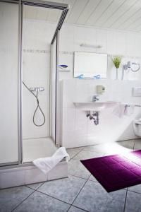 a bathroom with a sink and a shower at Wendezeller Stuben in Wendeburg