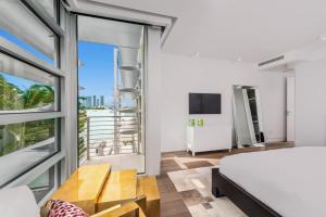 een slaapkamer met een bed en een groot raam bij Indulge in Waterfront Elegance Your Ultra Luxury Miami Beach Estate Beckons! in Miami