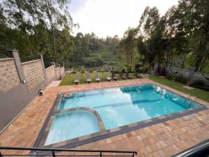 einen großen Pool auf einer Backsteinterrasse mit in der Unterkunft Modern 2BR Sanctuary, Pool & Gym in Nairobi