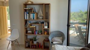 ein Wohnzimmer mit einem Bücherregal und einem Stuhl in der Unterkunft La Duna Son Parc - Apartamento in Son Parc