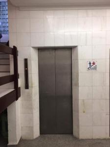 a metal door in a building with a sign on it at Aparta estudió Turístico San Andrés Islas zona centro in San Andrés