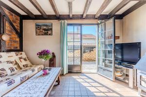 TV a/nebo společenská místnost v ubytování Cendrillon location bien située