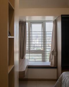 Schlafzimmer mit einem Fenster und einem Balkon in der Unterkunft Monarchy 3 phòng ngủ mới Sơn Trà Đà Nẵng in Đà Nẵng