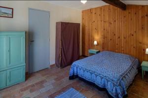 エマルグにある3 appartements pour 15 pers dans un châteauのベッドルーム1室(青いベッド1台付) +23枚の写真