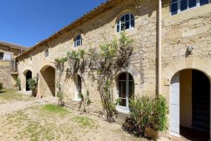 エマルグにある3 appartements pour 15 pers dans un châteauのアーチのある古い石造りの建物