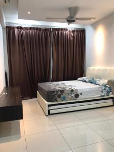 ein Schlafzimmer mit einem Bett und einer Decke in der Unterkunft Lakepark Residence KL North in Kuala Lumpur