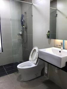 ein Bad mit einem WC und einem Waschbecken in der Unterkunft Lakepark Residence KL North in Kuala Lumpur