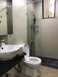 ein Badezimmer mit einem weißen WC und einem Waschbecken in der Unterkunft Lakepark Residence KL North in Kuala Lumpur