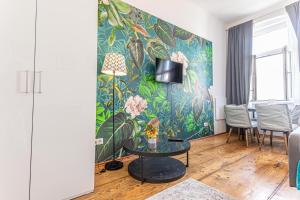 ein Wohnzimmer mit einer Blumenwand in der Unterkunft Stylish 1BR Apartment- Near Westbahnhof U3&U6 in Wien