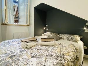 een slaapkamer met een groot bed met een zwart hoofdeinde bij Chez PISTACHE in Rodez