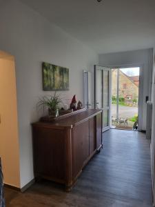 een kamer met een dressoir in een kamer bij Ferienhof Welling in Horn-Bad Meinberg