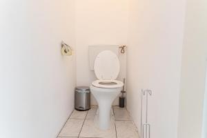 ein Badezimmer mit einem weißen WC in einer Kabine in der Unterkunft Stylish 1BR Apartment- Near Westbahnhof U3&U6 in Wien