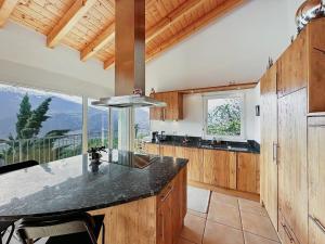 Η κουζίνα ή μικρή κουζίνα στο Family Mountain Hideway in the Swiss Alps