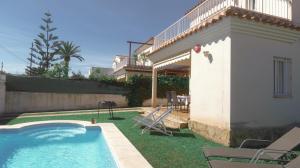 a backyard with a swimming pool and a house at Casa Mar con piscina privada AA y Wi-Fi delante del mar. in Vinaròs
