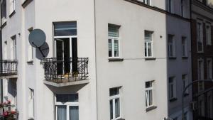 un bâtiment avec un satellite sur son côté dans l'établissement Salwator Residence, à Cracovie