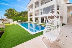 a house with a hammock next to a swimming pool at Villa Milli in Miami