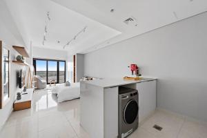 A cozinha ou cozinha compacta de Spacious and Cozy Apartment