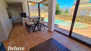 Bazén v ubytování Villa Deluxe Nerja SilHouse nebo v jeho okolí