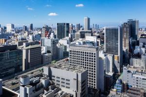 une vue aérienne sur une ville avec de grands bâtiments dans l'établissement Courtyard by Marriott Osaka Honmachi, à Osaka