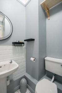 La salle de bains est pourvue d'un lavabo, de toilettes et d'un miroir. dans l'établissement Bright & Stylish 1BD Flat - Temple Bar, à Dublin