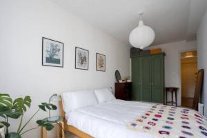 - une chambre avec un lit blanc et une armoire verte dans l'établissement Bright & Stylish 1BD Flat - Temple Bar, à Dublin
