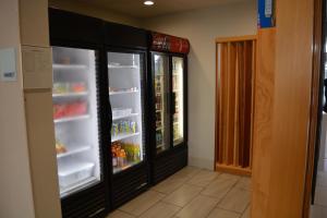 un frigorifero vuoto con le porte aperte in un negozio di Holiday Inn Express & Suites a Liberal