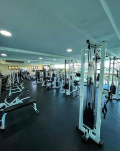 曼加拉蒂巴的住宿－Apartamento Completo Porto Real Resort，健身房里有很多机器和人