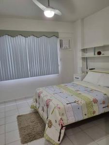 um quarto branco com uma cama e uma ventoinha em Apartamento Completo Porto Real Resort em Mangaratiba