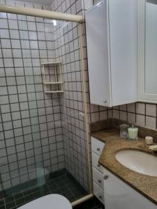 uma casa de banho com um chuveiro, um WC e um lavatório. em Apartamento Completo Porto Real Resort em Mangaratiba