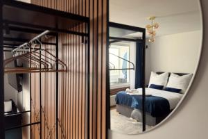 Ένα ή περισσότερα κρεβάτια σε δωμάτιο στο CuxHeaven - modernes Studio-Apartment direkt am Meer mit Pool, Sauna und Massage