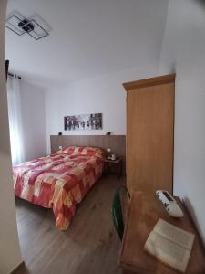 a bedroom with a bed and a desk and a table at Affittacamere l'Aurora in Ceparana