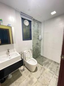 La salle de bains est pourvue d'un lavabo, de toilettes et d'une douche. dans l'établissement 1717Homestay@VivacityJazz4@7pax, à Kuching