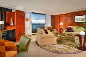 Posezení v ubytování The Park Tower Knightsbridge, a Luxury Collection Hotel, London
