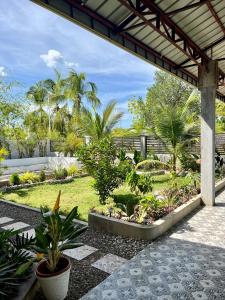 un jardín con palmeras y plantas en un patio en Maxbelle Mountain Resort en Daanbantayan