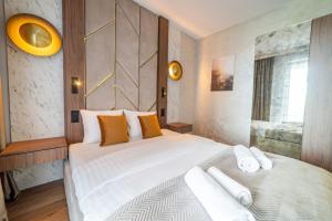 ein Schlafzimmer mit einem großen Bett mit orangefarbenen und weißen Kissen in der Unterkunft Lake Rental Pratum 27 in Mikołajki