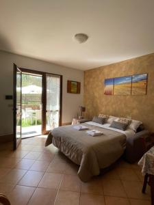 巴尼聖菲利波的住宿－le piccole sorgenti，一间卧室设有一张大床和一个窗户。