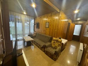 ein Wohnzimmer mit einem Sofa und einem Fenster in der Unterkunft Ios Guest House 2 in Kobuleti