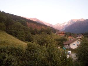 dom na wzgórzu z górami w tle w obiekcie Maison charmante à Sainte-Agnés w mieście Sainte-Agnès