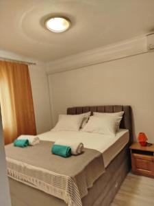 um quarto com uma cama com duas toalhas em Apartmani Blazevic em Omiš