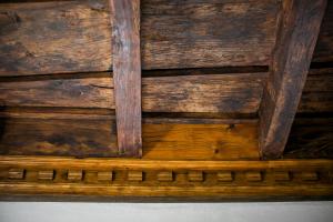 un soffitto in legno chiuso di Casa di Bruno a Pellio Superiore