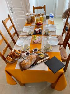 una mesa con pan y otros alimentos. en Sunflowers, en Le Dorat